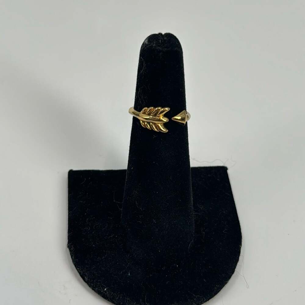 Stella & dot gold tone arrow ring